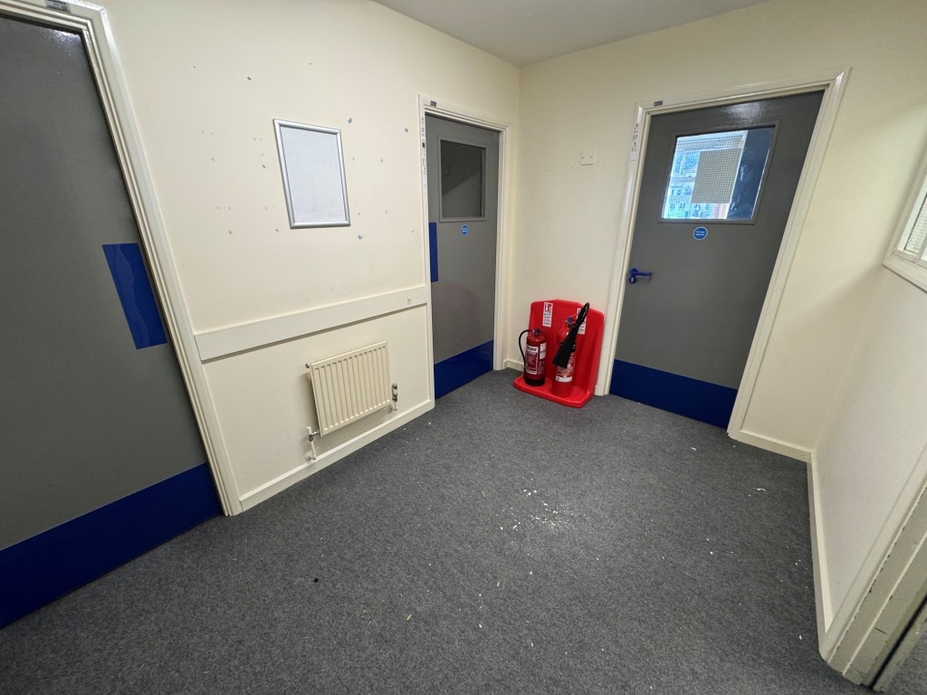 Lot: 92 - FOUR STOREY FREEHOLD BUILDING WITH POTENTIAL - Top floor inner hall